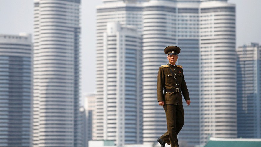 Một binh sỹ Triều Tiên đi qua một khu cao ốc ở thủ đô Bình Nhưỡng - Ảnh: Reuters.