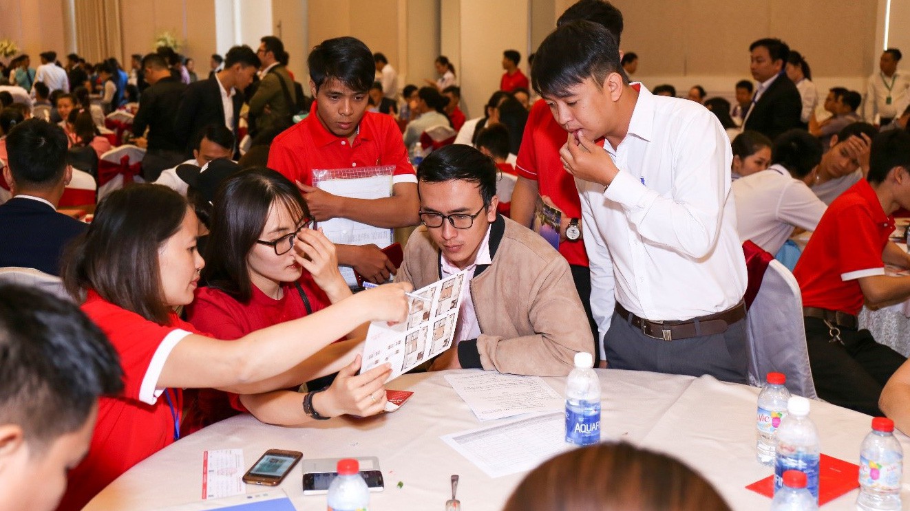 Khách hàng tìm hiểu dự án Khu căn hộ thông minh ven sông Saigon Intela mặt tiền đại lộ Nguyễn Văn Linh.