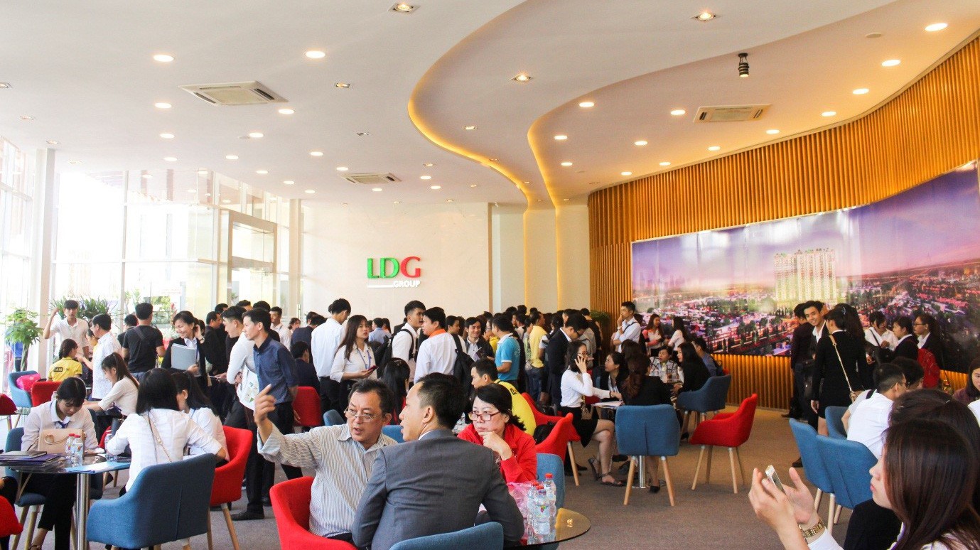 Khách hàng hào hứng tìm hiểu dự án Khu căn hộ thông minh High Intela mặt tiền đại lộ Võ Văn Kiệt.