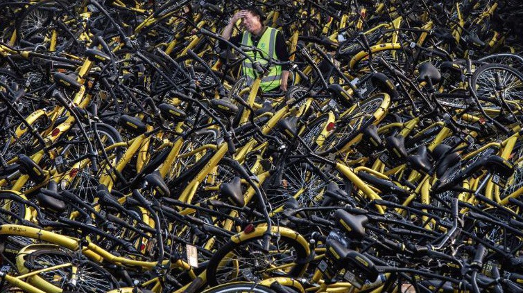 Một bãi để xe đạp hỏng của Ofo, công ty chia sẻ xe đạp hàng đầu Trung Quốc, tại Bắc Kinh - Ảnh: Getty/CNN Money.