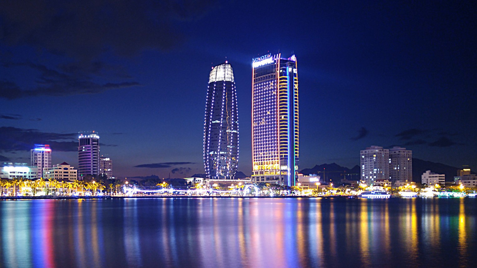 So với các khu vực láng giềng, Đà Nẵng không thua kém cảnh sắc nhưng lượng khách du lịch lại thua kém hơn hẳn.