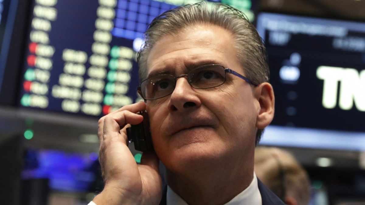 Một nhà giao dịch làm việc ở Phố Wall - Ảnh: Reuters/Business Insider.