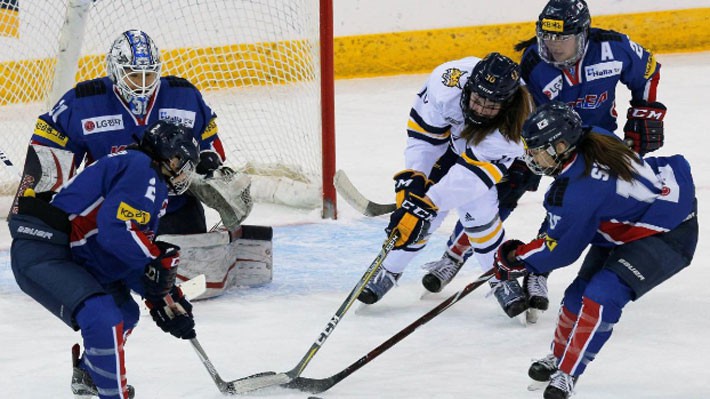 Các nữ vận động viên khúc côn cầu trên băng của Hàn Quốc (áo xanh) trong một chuyến thi đấu giao hữu ở Mỹ hồi tháng 12/2017 để chuẩn bị cho Thế vận hội mùa đông Pyeongchang - Ảnh: Reuters.