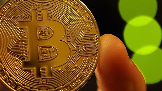 Tuy nhiên, so với đỉnh giá gần 20.000 USD thiết lập vào tháng 12 năm ngoái, giá Bitcoin hiện vẫn giảm hơn 50% - Ảnh: Getty/CNBC.