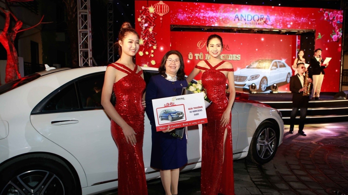 Giải thưởng giá trị nhất, được nhiều người mong đợi nhất - một chiếc ôtô Mercedes S400 đã được trao cho cư dân Nguyễn Thị Lan (Thanh Xuân, Hà Nội).