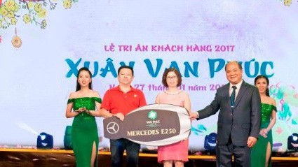 Khách hàng may mắn là chủ nhân của chiếc Mercedes E250 trong lễ giới thiệu dự án Đông Nam 1 - Khu đô thị Vạn Phúc.