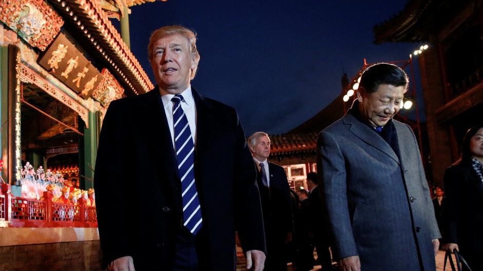 Tổng thống Mỹ Donald Trump (trái) và Chủ tịch Trung Quốc Tập Cận Bình trong chuyến thăm Bắc Kinh của ông Trump vào tháng 11/2017 - Ảnh: Reuters.