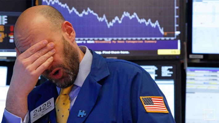 Một nhà giao dịch cổ phiếu ở Phố Wall sau khi kết thúc phiên giao dịch ngày 8/2 - Ảnh: Reuters.