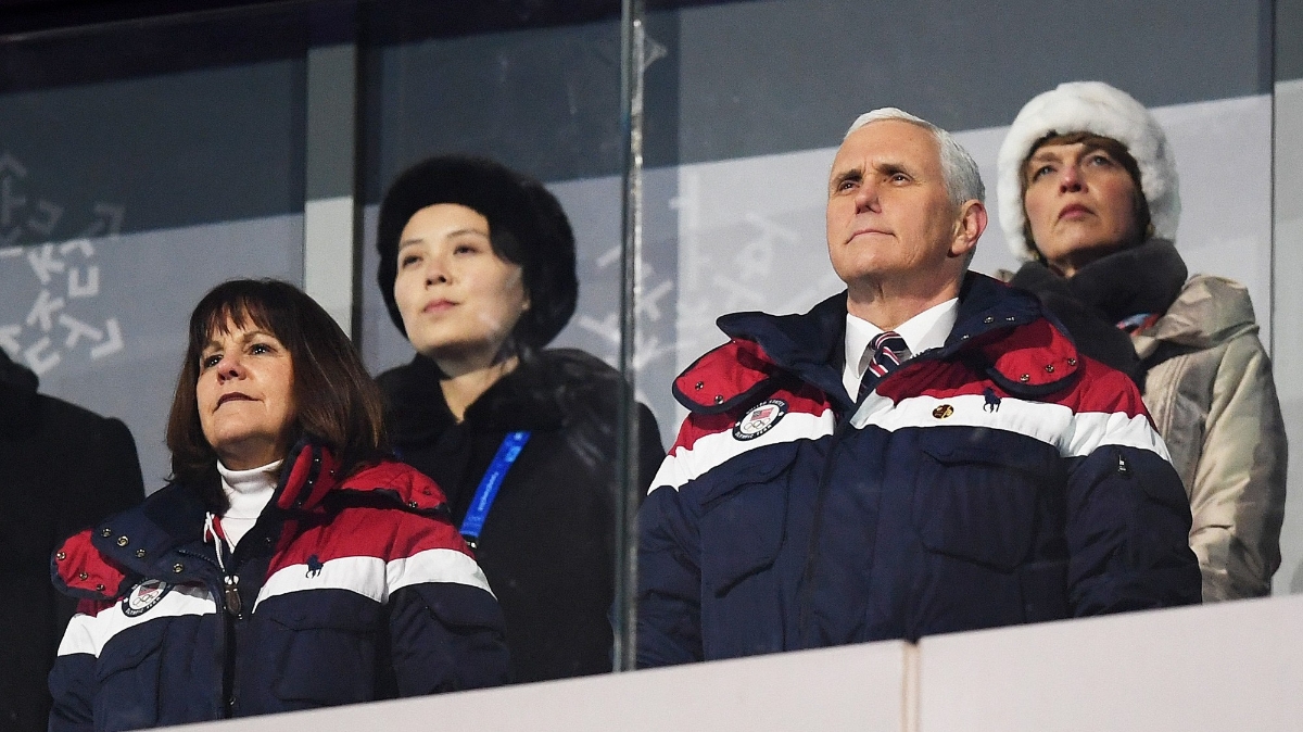 Bà Kim Yo Jong (thứ hai từ trái qua) và Phó tổng thống Mỹ Mike Pence (thứ hai từ phải qua) tại lễ khai mạc Thế vận hội mùa đông Pyeongchang, Hàn Quốc - Ảnh: Getty/Bloomberg.