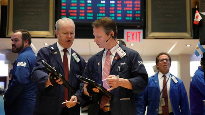 Các nhà giao dịch cổ phiếu làm việc tại Sở giao dịch chứng khoán New York (NYSE) phiên ngày 21/2 - Ảnh: Reuters.