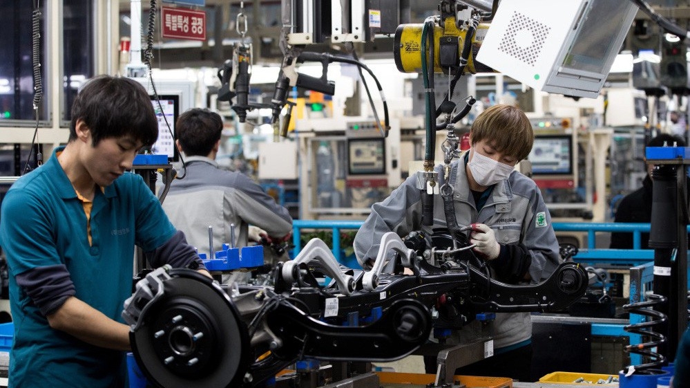 Công nhân làm việc trong một nhà máy lắp ráp xe ô tô Hyundai ở Hàn Quốc.