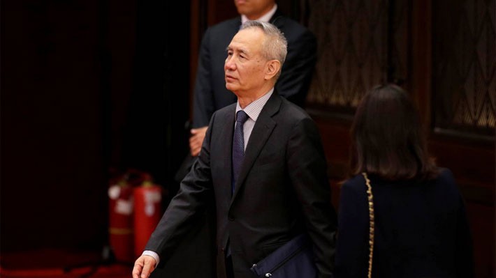 Một số nguồn tin nói rằng ông Lưu là một người quả quyết. Ông từng lên tờ Nhân dân Nhật báo vào năm 2016 để chỉ trích mạnh việc thúc đẩy tăng trưởng kinh tế thông qua vay nợ quá nhiều - Ảnh: Reuters/WSJ.