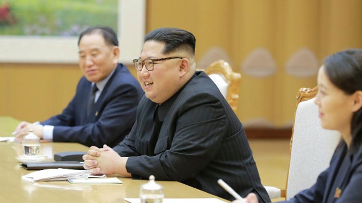 Nhà lãnh đạo Triều Tiên Kim Jong Un trong cuộc gặp với đoàn quan chức Hàn Quốc tại Bình Nhưỡng ngày 5/3 - Ảnh: KCNA/Reuters.
