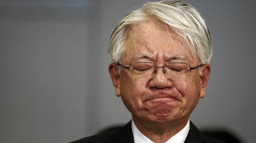 Ông Hiroya Kawasaki, CEO của Kobe Steel, trong một cuộc họp báo sau khi bê bối làm giả dữ liệu của hãng này bị phanh phui vào tháng 10/2017 - Ảnh: Reuters.