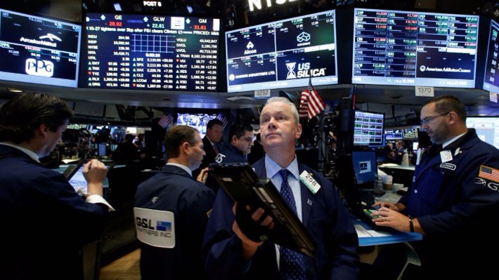 Các nhà giao dịch cổ phiếu trên sàn NYSE ở New York, Mỹ - Ảnh: Reuters.