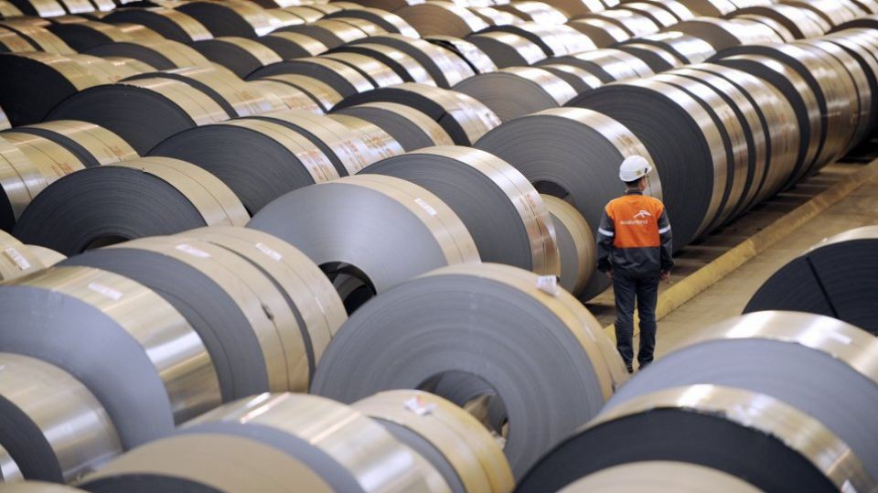 Trong một nhà máy sản xuất thép ở Pháp.