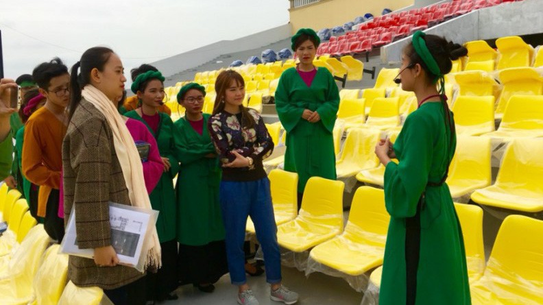 Chất lượng dịch vụ còn nằm trong cung cách chào đón, ở nụ cười tươi, câu chào lịch thiệp, thái độ chuyên nghiệp và tận tình.