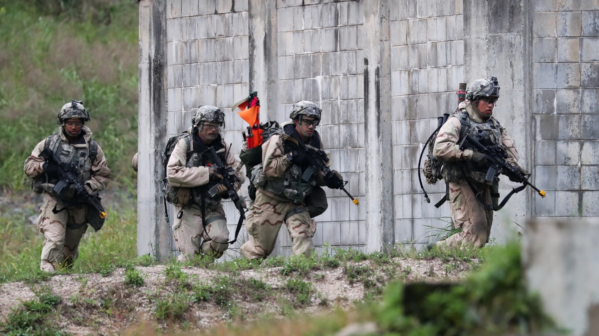 Binh sỹ Mỹ và Hàn Quốc trong một cuộc huấn luyện chung trên đảo Paju, Hàn Quốc, tháng 9/2017 - Ảnh: Bloomberg.