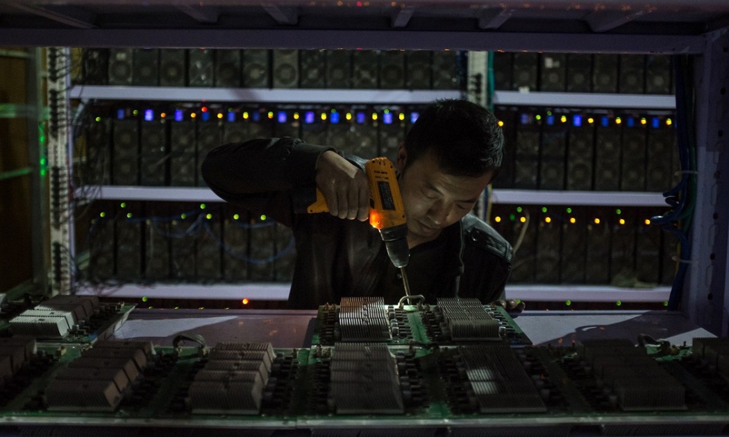Công nhân làm việc trong một mỏ đào Bitcoin ở Trung Quốc - Ảnh: EPA.
