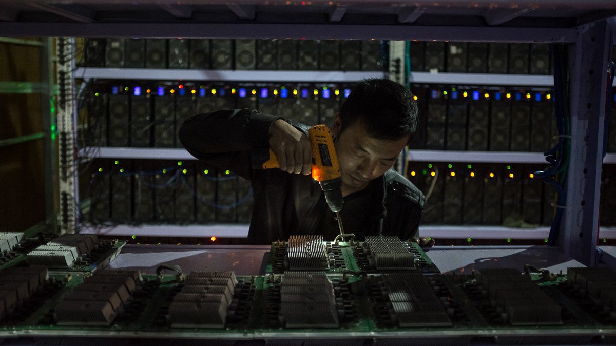 Công nhân làm việc trong một mỏ đào Bitcoin ở Trung Quốc - Ảnh: EPA.