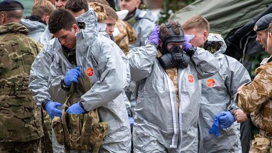 Các nhà điều tra Anh tại Salisbury hôm 11/3, khi thực hiện công tác điều tra vụ mưu sát cựu điệp viên người Nga Sergei Skripal - Ảnh: Getty/CNBC.