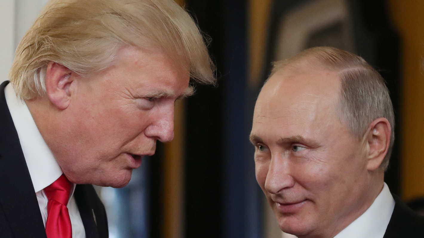 Tổng thống Mỹ Donald Trump (trái) và Tổng thống Nga Vladimir Putin trong một lần gặp - Ảnh: Reuters.