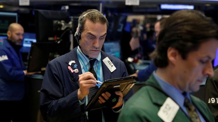 Các nhà giao dịch cổ phiếu trên sàn NYSE ở New York, Mỹ, ngày 21/3 - Ảnh: Reuters.