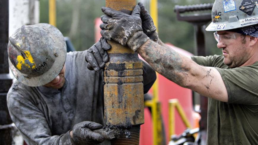 Tâm lý lạc quan của các nhà đầu tư dầu lửa phần nào bị hạn chế bởi thống kê cho thấy sản lượng dầu của Mỹ tiếp tục tăng - Ảnh: Bloomberg/JapanTimes.