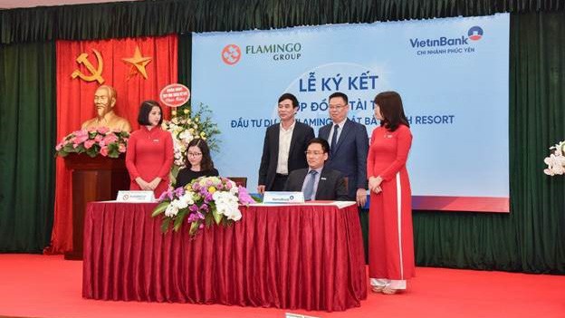 Bà Nguyễn Thị Hạnh - Tổng giám đốc Flamingo Group và Ông Nguyễn Văn Trường – Giám đốc VietinBank Phúc Yên ký kết hợp tác.