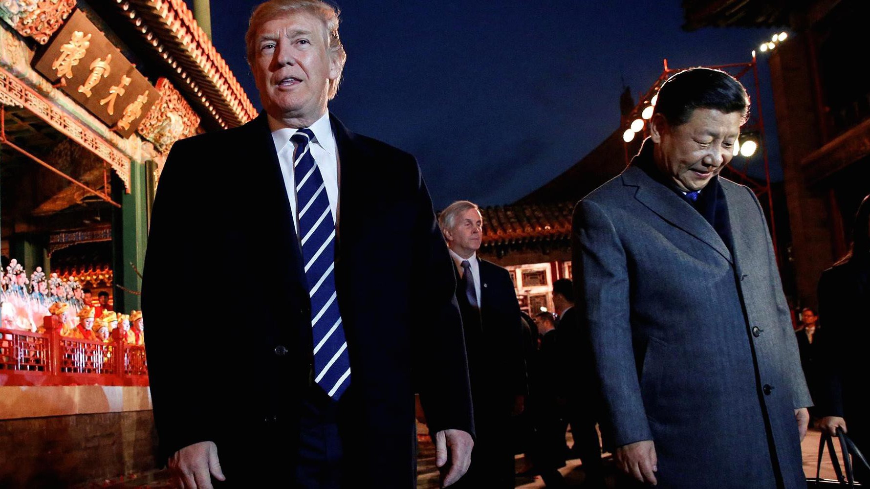 Tổng thống Mỹ Donald Trump (trái) và Chủ tịch Trung Quốc Tập Cận Bình trong chuyến thăm Bắc Kinh của ông Trump tháng 11/2017 - Ảnh: Reuters.