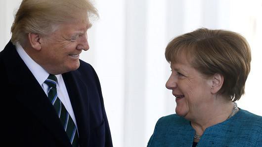 Tổng thống Mỹ Donald Trump (trái) và Thủ tướng Đức Angela Merkel trong cuộc gặp tại Nhà Trắng vào tháng 3/2017 - Ảnh: Reuters/CNBC.
