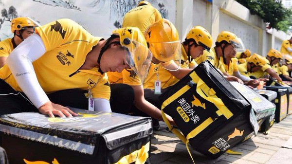 Nhân viên giao đồ ăn của Meituan Dianping - Ảnh: China Daily.