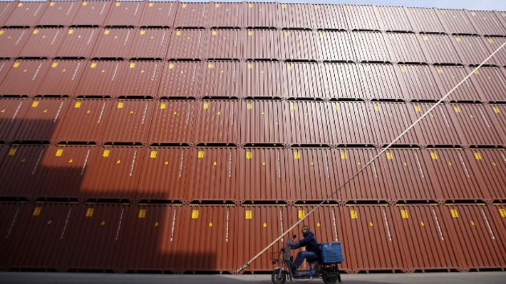 Những container hàng hóa chờ xuất khẩu tại cảng  Thượng Hải, Trung Quốc, tháng 2/2016 - Ảnh: Reuters.