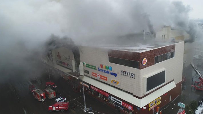 Trung tâm thương mại Winter Cherry ở Siberia, Nga trong vụ cháy ngày 25/3 - Ảnh: Reuters.