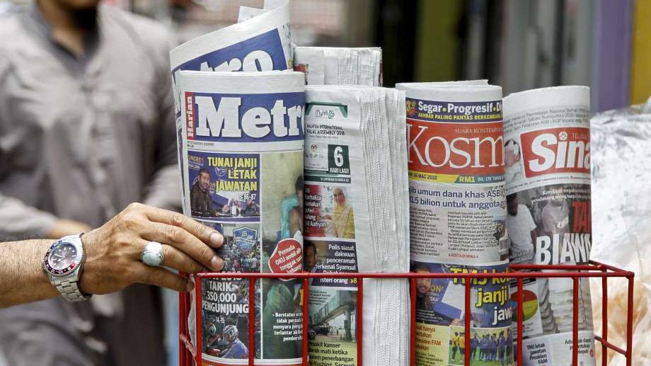 Những tờ báo cho khách đọc trong một cửa hàng thực phẩm ở Shah Alam, Malaysia, ngày 26/3 - Ảnh: AP.