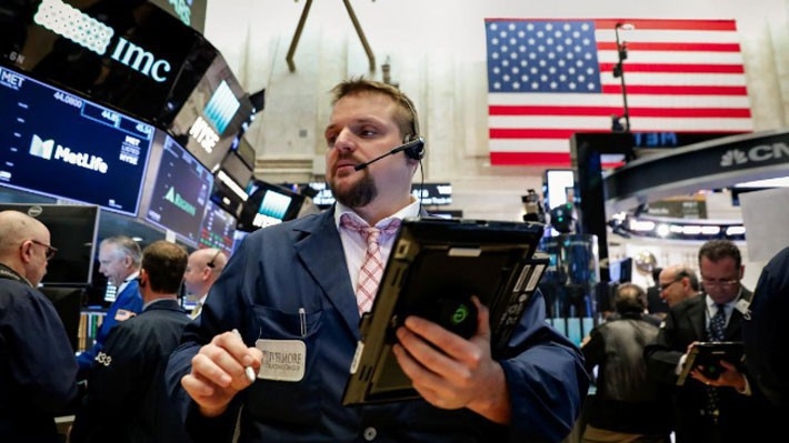 Các nhà giao dịch cổ phiếu trên sàn NYSE ở New York, Mỹ, ngày 26/2 - Ảnh: Reuters.