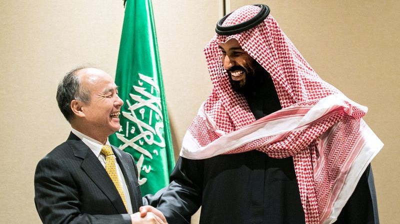 Nhà sáng lập Masayoshi của SoftBank và thái tử Mohammed bin Salman của Saudi Arabia - Ảnh: Bloomberg.