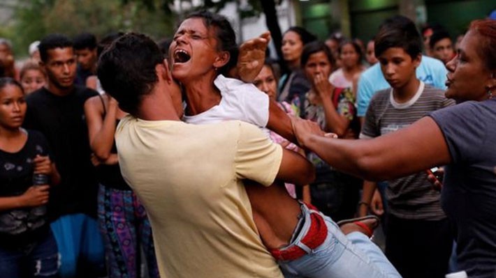 Người thân của các phạm nhân phản ứng sau vụ cháy nhà tù ở Valencia, Venezuela ngày 28/4 - Ảnh: Reuters/BBC.