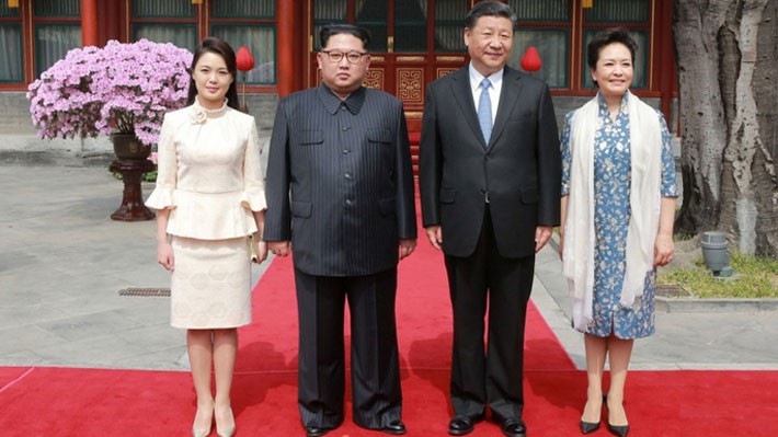 Từ trái qua: đệ nhất phu nhân Triều Tiên Ri Sol Ju, nhà lãnh đạo Triều Tiên Kim Jong Un, Chủ tịch Trung Quốc Tập Cận Bình, và đệ nhất phu nhân Trung Quốc Bành Lệ Viên - Ảnh: KCNA/Reuters.