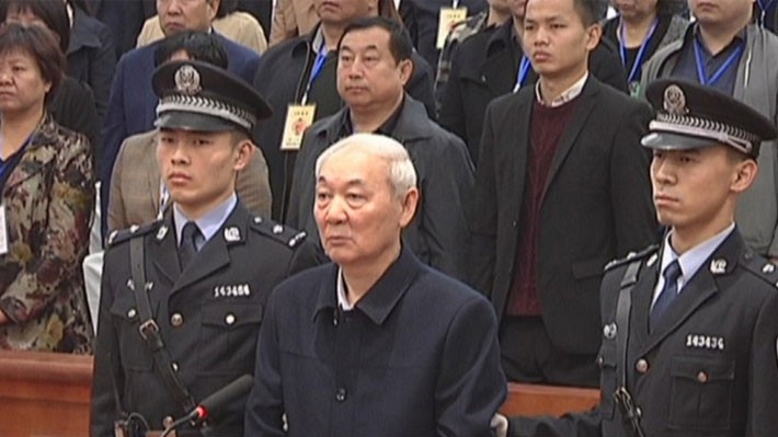 Zhang Zhongsheng (giữa) trong phiên tòa xét xử ngày 28/3 - Ảnh: Weibo/SCMP.