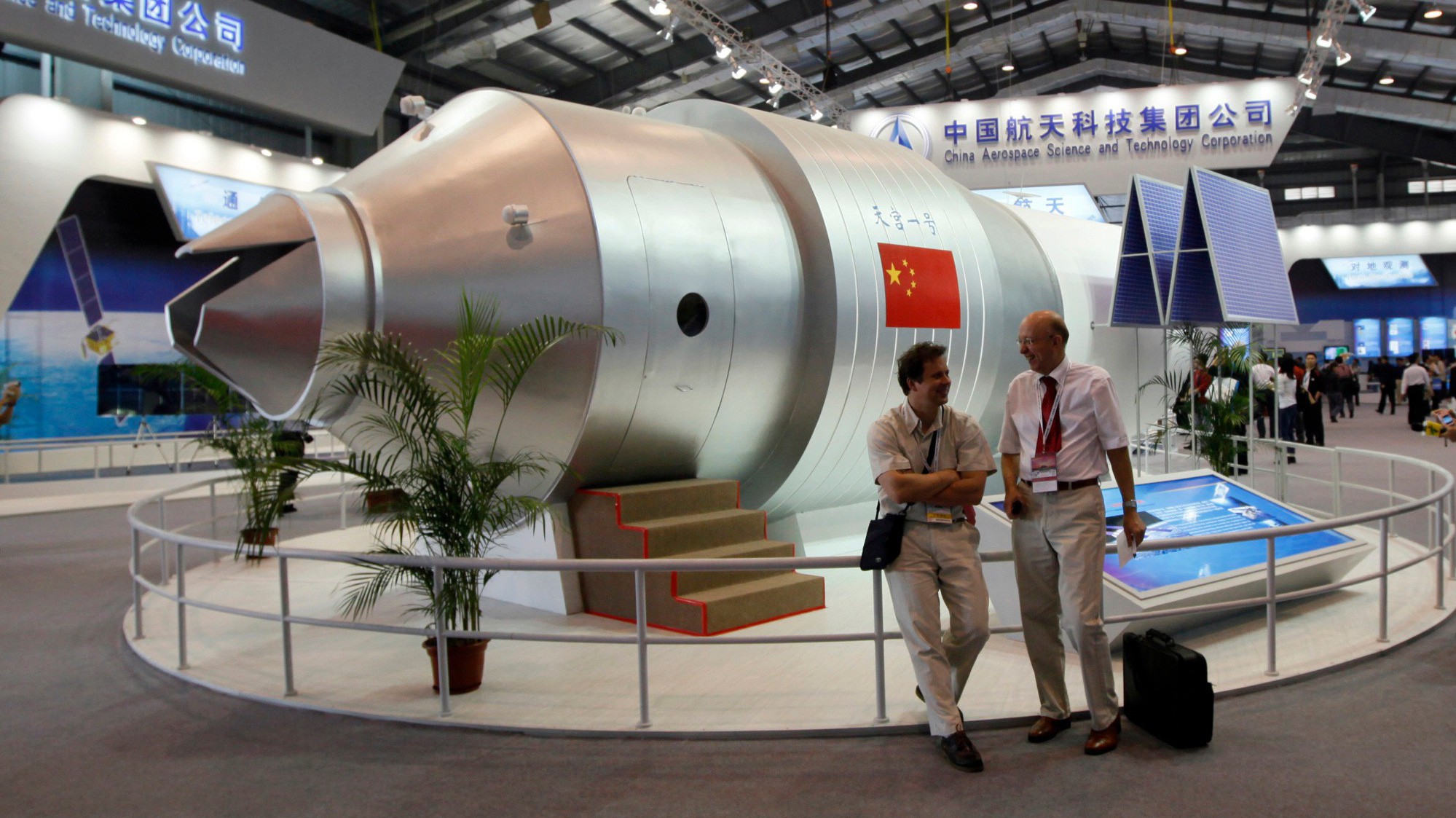 Một mô hình của vệ tinh Thiên Cung 1 ở Chu Hải, Trung Quốc, tháng 11/2010 - Ảnh: AP/Bloomberg.
