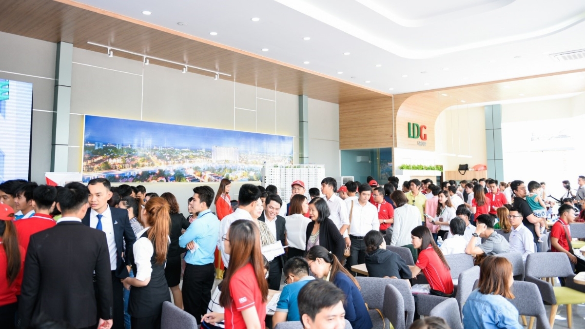 Với mức giá chỉ khoảng 1 tỷ đồng cho căn hộ 2 phòng ngủ, 2 WC, Khu căn hộ ven sông Marina Tower được đông đảo khách hàng quan tâm.