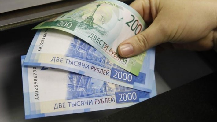 Đồng Rúp Nga đang chịu sức ép giảm giá từ lệnh trừng phạt mới của Mỹ - Ảnh: Reuters.