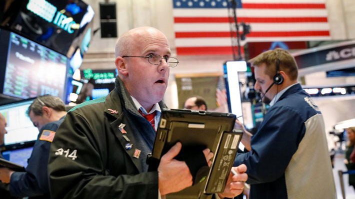 Các nhà giao dịch cổ phiếu trên sàn NYSE ở New York, Mỹ - Ảnh: Reuters.