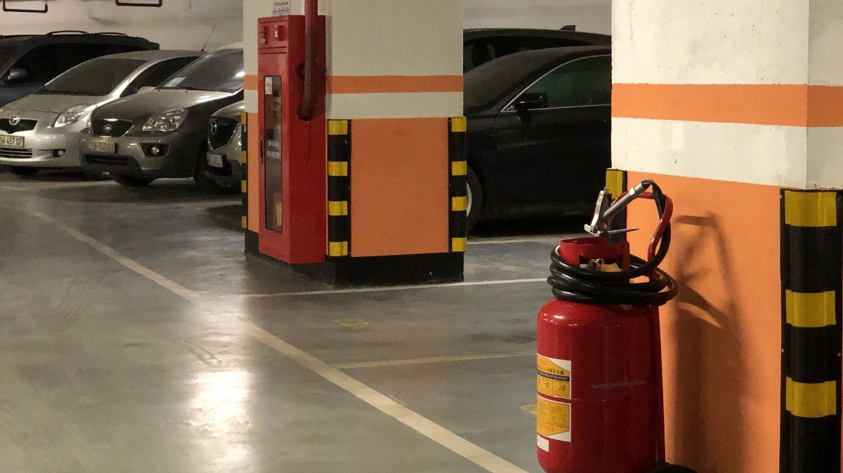 Hệ thống tầng hầm với các thiết bị báo cháy và chữa cháy tại chỗ.