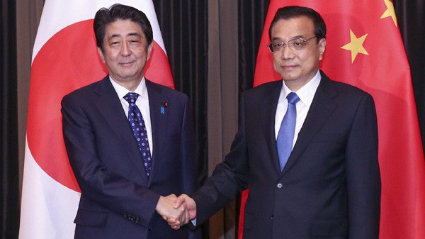 Thủ tướng Nhật Bản Shinzo Abe (trái) và Thủ tướng Trung Quốc Lý Khắc Cường trong một cuộc gặp ở Malaysia vào năm 2015 - Ảnh: Tân Hoa Xã.