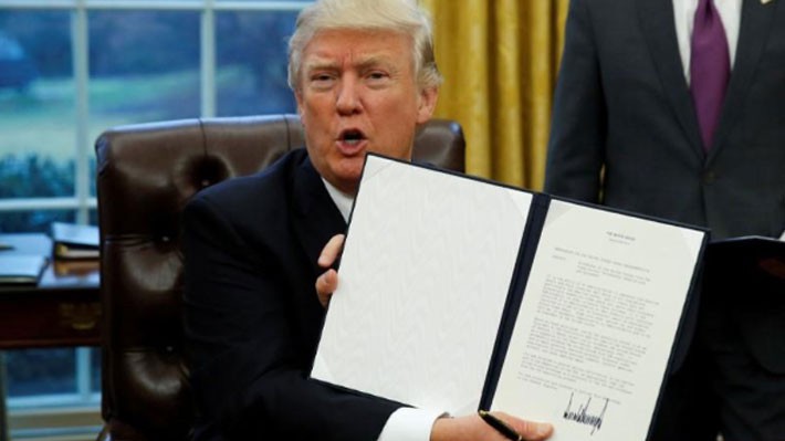 Tổng thống Mỹ Donald Trump ký sắc lệnh rút Mỹ khỏi TPP hôm 23/1/2017 tại Nhà Trắng - Ảnh: Reuters.