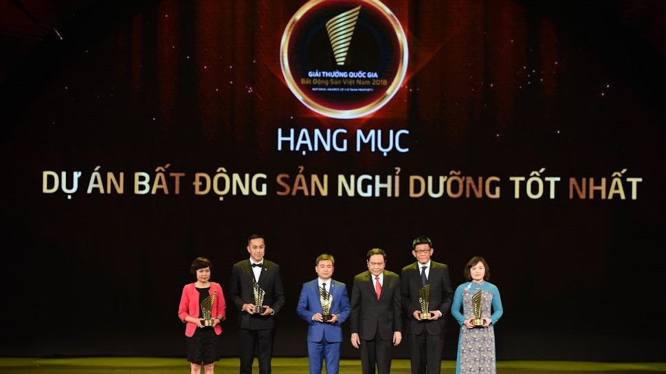 Bà Lê Thị Vân Anh, Phó Tổng giám đốc Flamingo Group (ngoài cùng bên phải) đại diện Tập đoàn nhận giải Flamingo Đại Lải Resort - Dự án bất động sản nghỉ dưỡng tốt nhất.