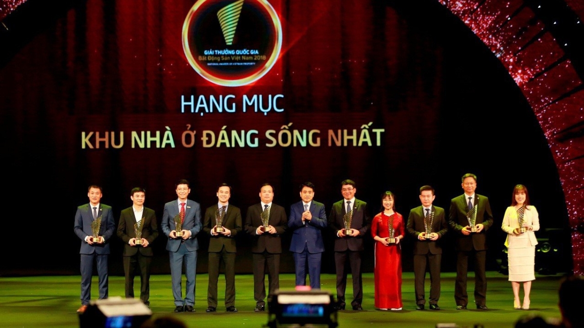 Phó Tổng giám đốc Tập đoàn Tân Hoàng Minh, ông Mạnh Hoàng Thao nhận giải Khu nhà ở đáng sống nhất (ngoài cùng bên trái).