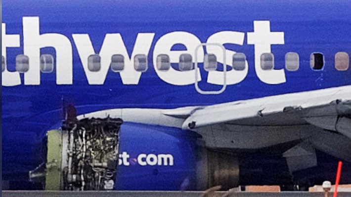 Phần động cơ bị nổ của chiếc máy bay Boeing 737-700 của hãng Southwest Airlines - Ảnh: Reuters.